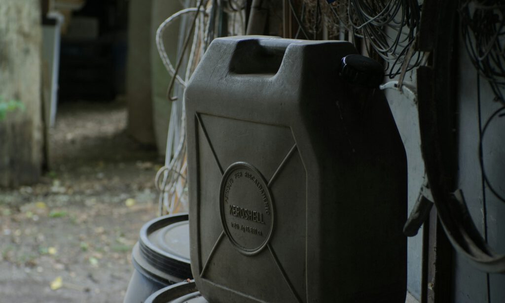 Warum Benzin und Diesel niemals in baugleichen Kanistern gelagert werden sollten 19 alex mihu DShdTeW0SbM unsplash 1